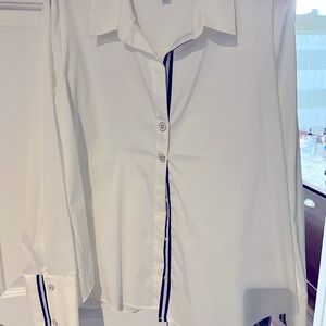 Laundry by Shelli Segal crisp & classic white button down shirt. NWT